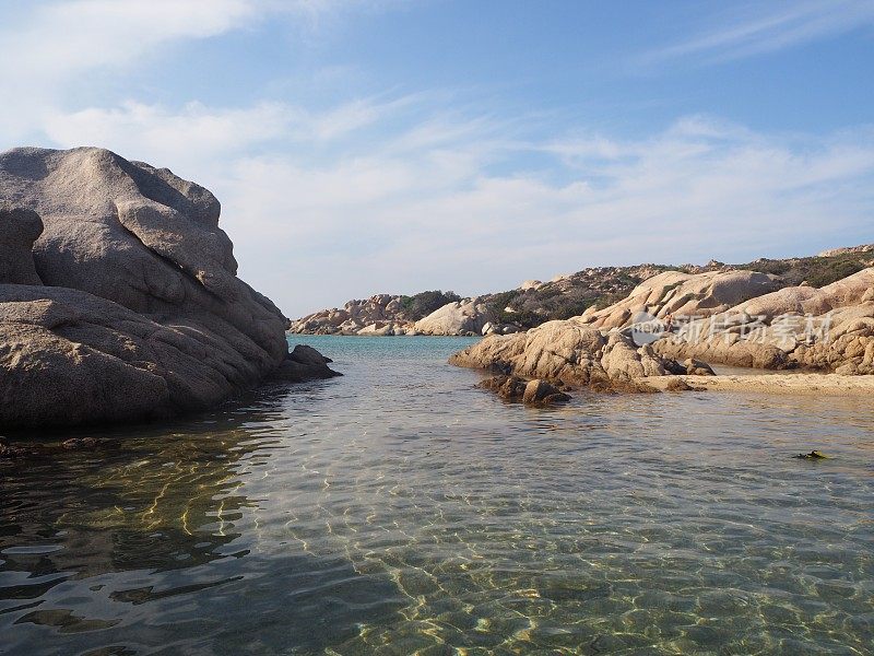 Cala Serana在卡布里拉岛，在马达莱纳岛，撒丁岛，意大利